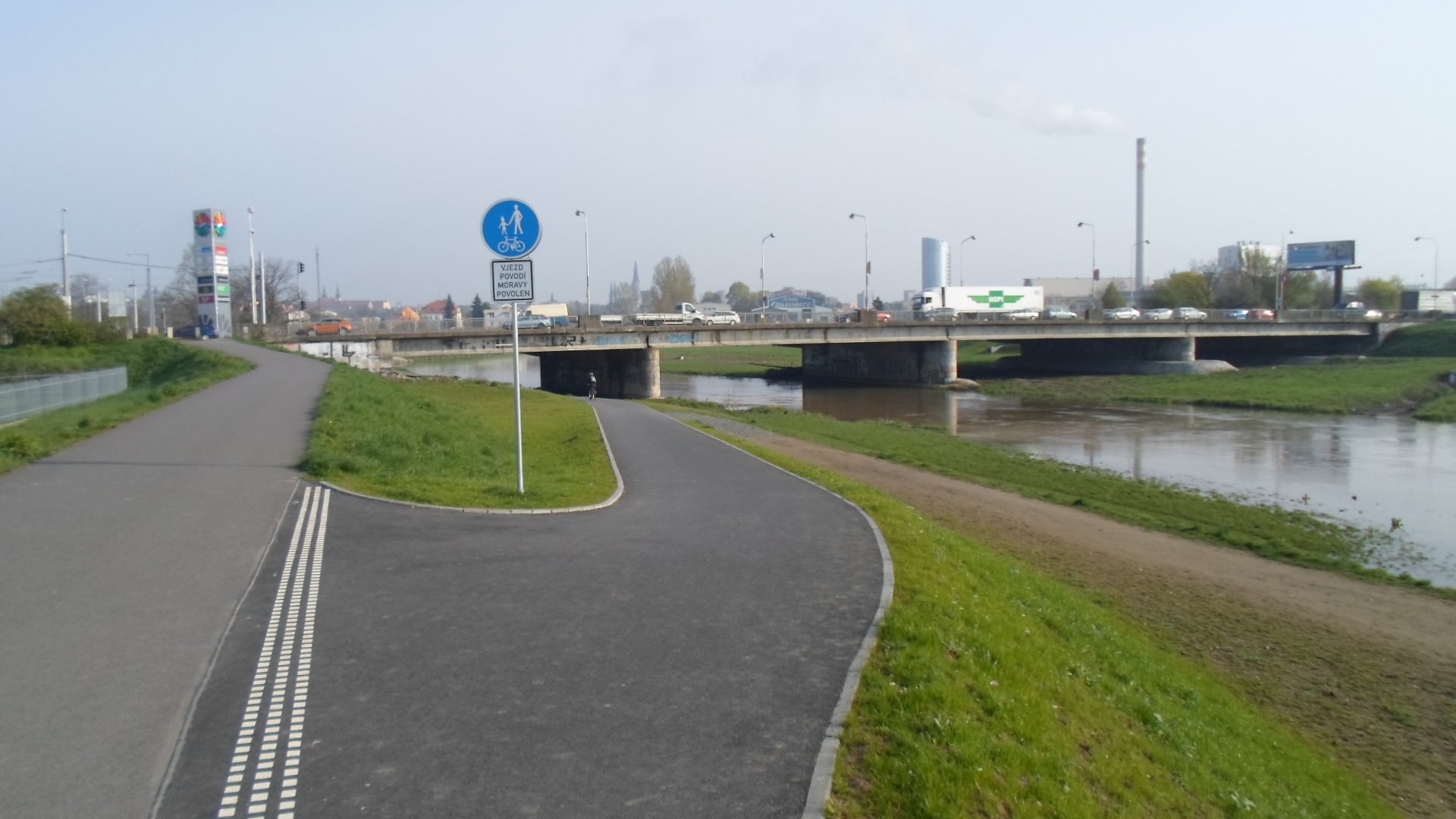 Velkomoravská, cyklostezka - most přes Moravu
