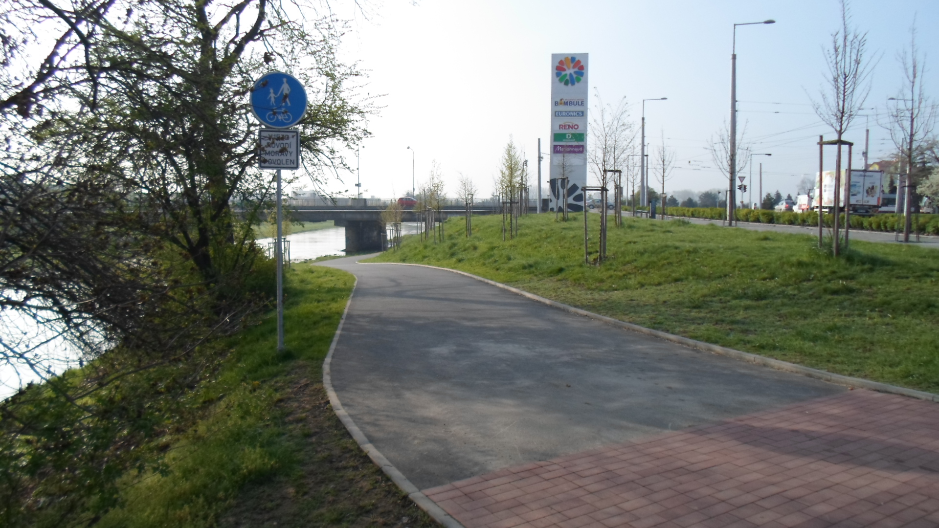 Velkomoravská, cyklostezka - most přes Moravu
